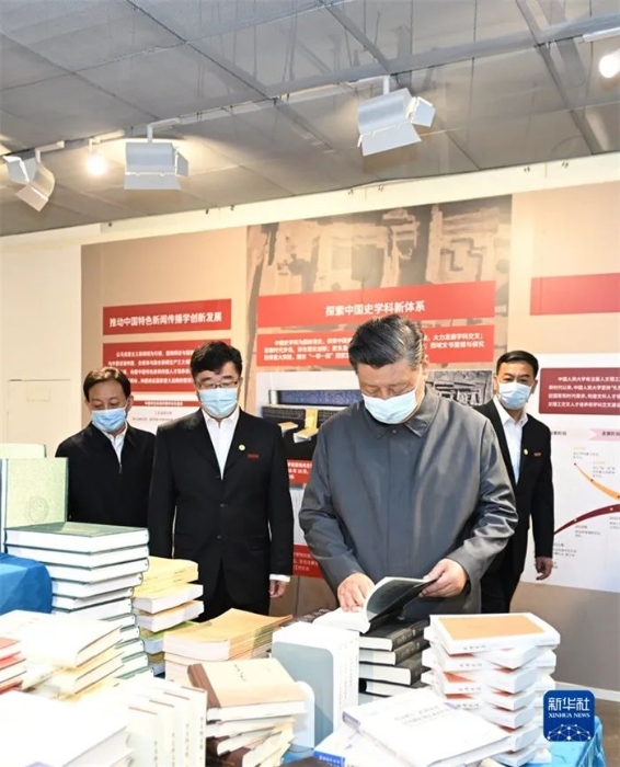 2022年4月25日上午，习近平来到中国人民大学考察调研。这是习近平在博物馆了解学校近年来教学科研成果等情况。新华社记者 谢环驰 摄