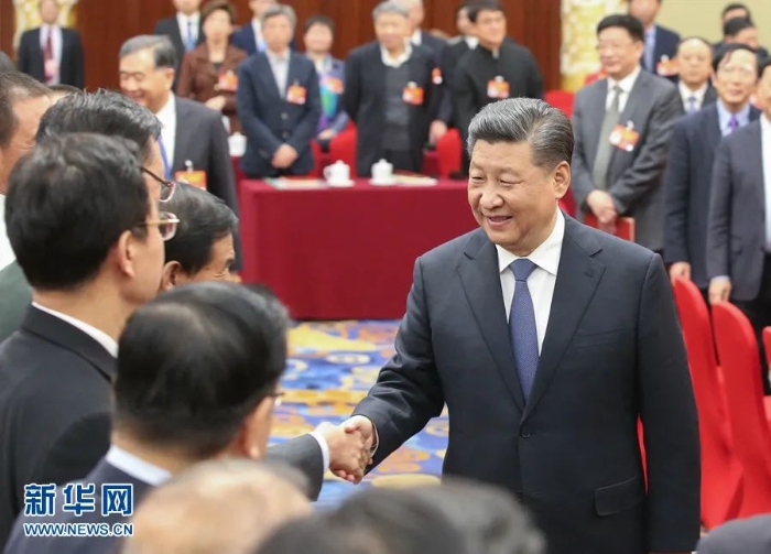 2019年3月4日下午，习近平看望参加全国政协十三届二次会议的文化艺术界、社会科学界委员，并参加联组会，听取意见和建议。新华社记者 姚大伟 摄