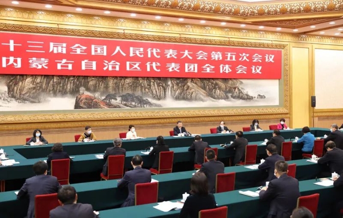 　2022年3月5日，习近平参加十三届全国人大五次会议内蒙古代表团的审议。新华社记者 黄敬文 摄
