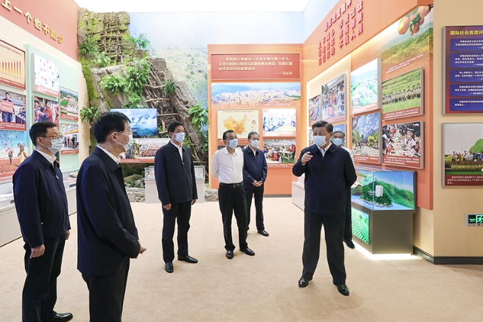 9月27日，党和国家领导人习近平、李克强、栗战书、汪洋、王沪宁、赵乐际、韩正等在北京展览馆参观“奋进新时代”主题成就展。新华社记者 鞠鹏 摄
