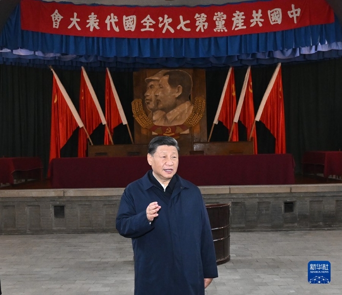 10月27日，中共中央总书记、国家主席、中央军委主席习近平带领中共中央政治局常委李强、赵乐际、王沪宁、蔡奇、丁薛祥、李希，瞻仰延安革命纪念地。这是习近平在杨家岭瞻仰中共七大会址。 新华社记者 燕雁 摄