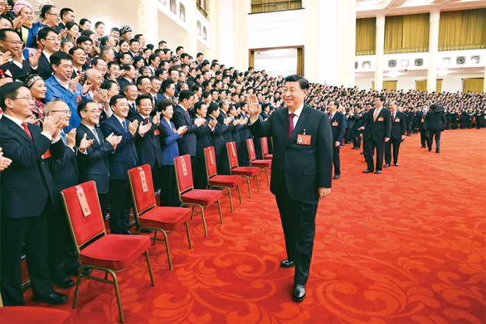 2022年10月23日下午，中共中央总书记、国家主席、中央军委主席习近平等领导同志在北京人民大会堂亲切会见出席党的二十大代表、特邀代表和列席人员，并同大家合影留念。 新华社记者 鞠鹏 摄