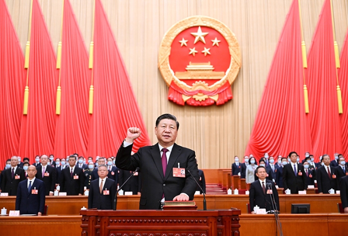 3月10日，十四届全国人大一次会议在北京人民大会堂举行第三次全体会议。习近平全票当选为中华人民共和国主席、中华人民共和国中央军事委员会主席。这是习近平进行宪法宣誓。