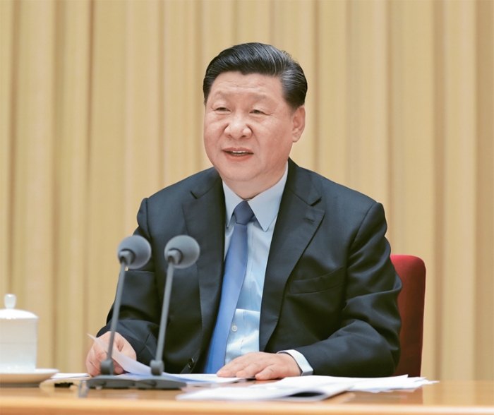 2018年9月10日，全国教育大会在北京召开。中共中央总书记、国家主席、中央军委主席习近平出席会议并发表重要讲话，代表党中央向全国广大教师和教育工作者致以节日的热烈祝贺和诚挚问候。 新华社记者 王晔 摄