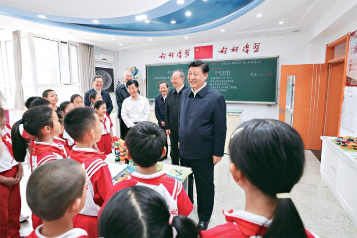2023年5月31日上午，中共中央总书记、国家主席、中央军委主席习近平来到北京育英学校看望慰问师生，向全国广大少年儿童祝贺“六一”国际儿童节快乐。这是习近平在科学教室同小学生们亲切交流。 新华社记者 王晔 摄