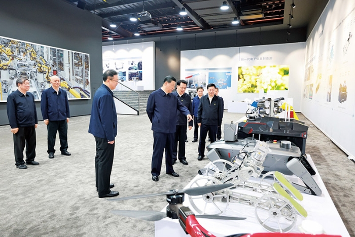 2024年4月22日至24日，中共中央总书记、国家主席、中央军委主席习近平在重庆考察。这是22日下午，习近平参观重庆科技创新和产业发展成果展示。 新华社记者 王晔 摄