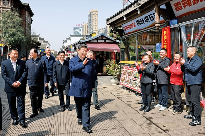 2024年3月18日至21日，中共中央总书记、国家主席、中央军委主席习近平在湖南考察。这是19日上午，习近平在常德河街考察时，同店主和游客亲切交流。 新华社记者 王晔 摄